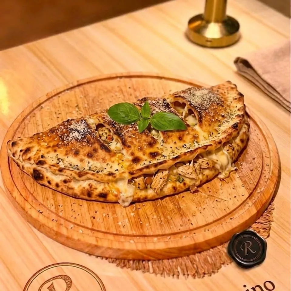 كالزوني دجاج/لحم - Chicken / Beef Calzone